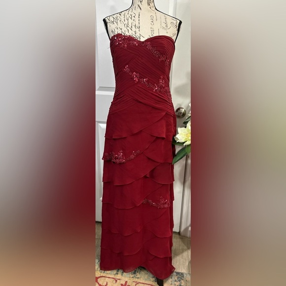 πElegant Burgundy Chiffon Layered Formal Gown with Silk Lining -π - Picture 2 of 15